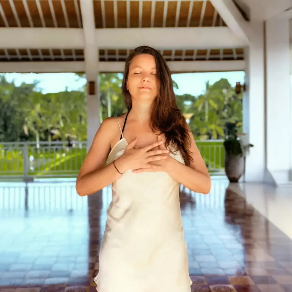 Araceli Torre con los ojos cerrados y sus dos manos tocando su pecho en modo de meditación y oración Tameana, comunidad-tameana-Araceli-Torre-formación-cursos-España-Miami-Canadá-Barcelona-Madrid