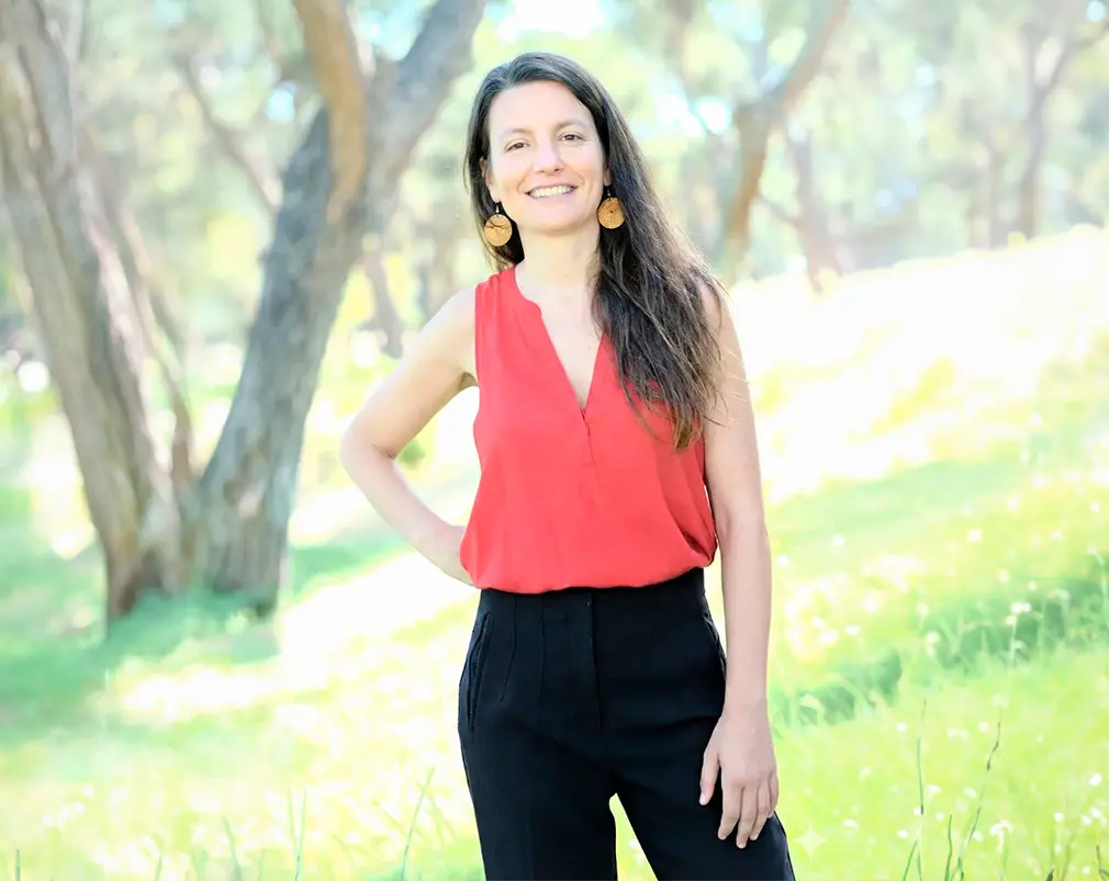 Mujer con blusa roja pantalon negro experta-en-lecturas-y-sanaciones-araceli-torre-garcia-tameana-spain-miami-madrid-barcelona